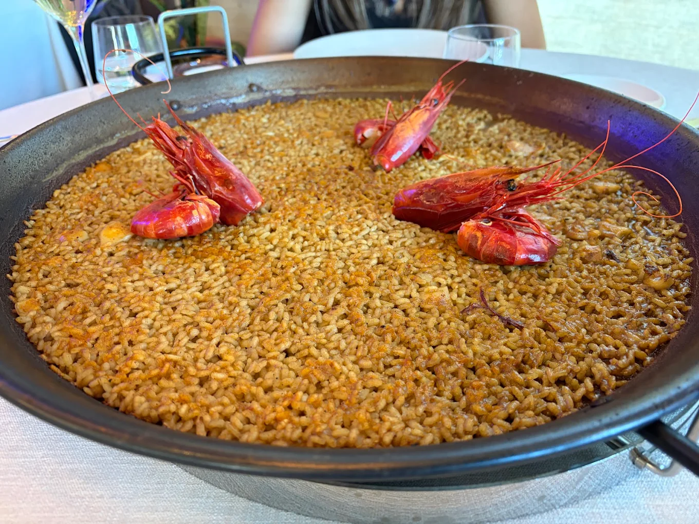 Arroz con gambas servido en paella