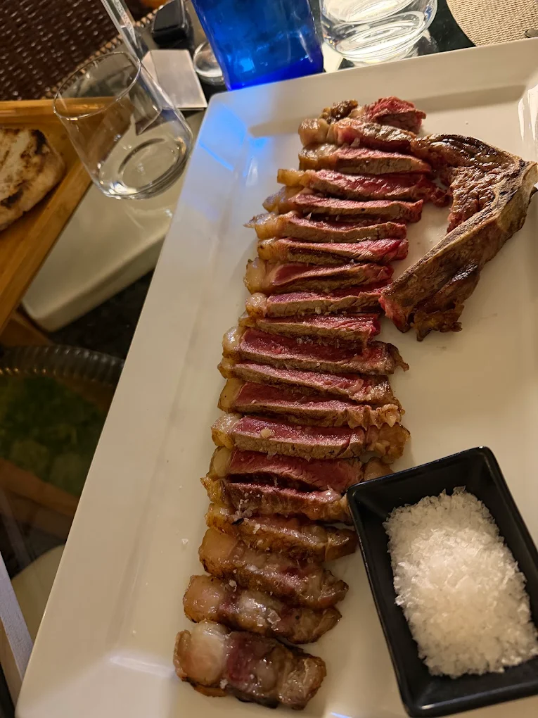 Carne a la brasa trinchada
